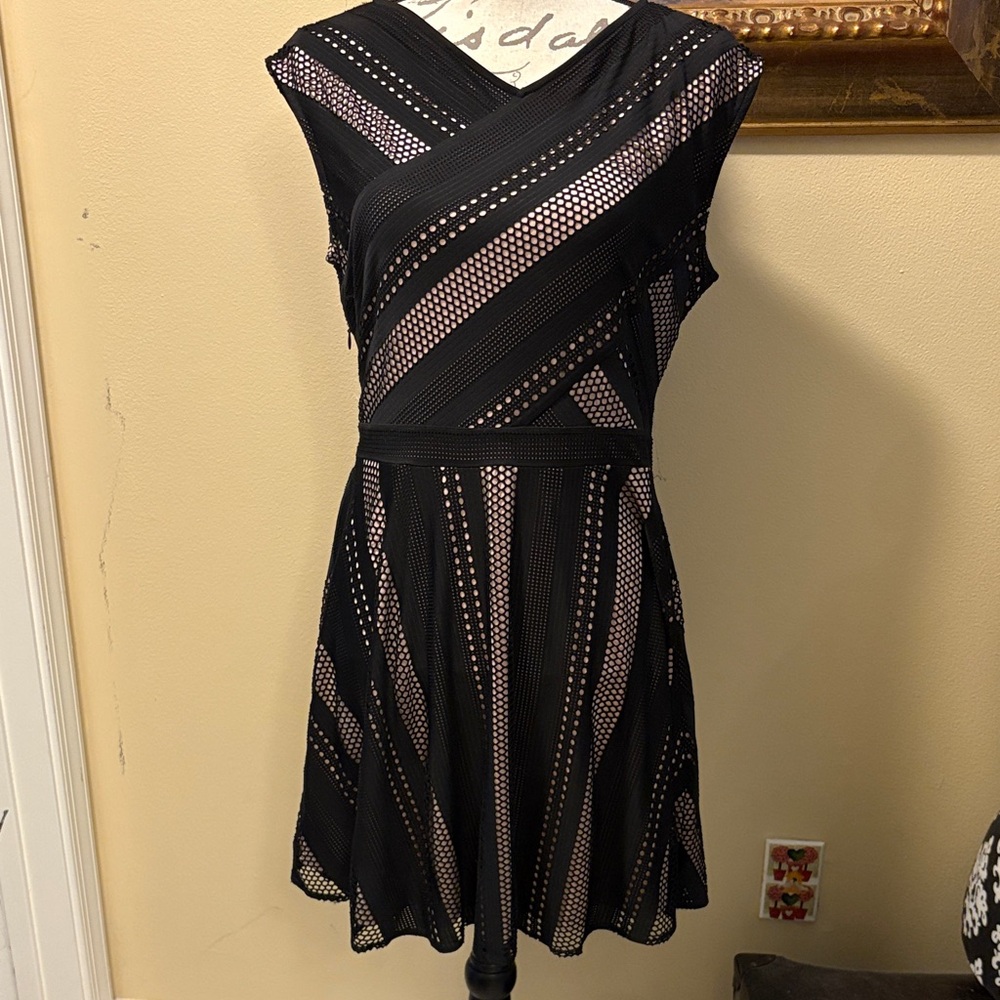 BCBGMaxAzria Sleeveless high v-beck swingy cutout overlay side zip Midi Dress